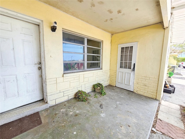 property entrance with stucco siding
