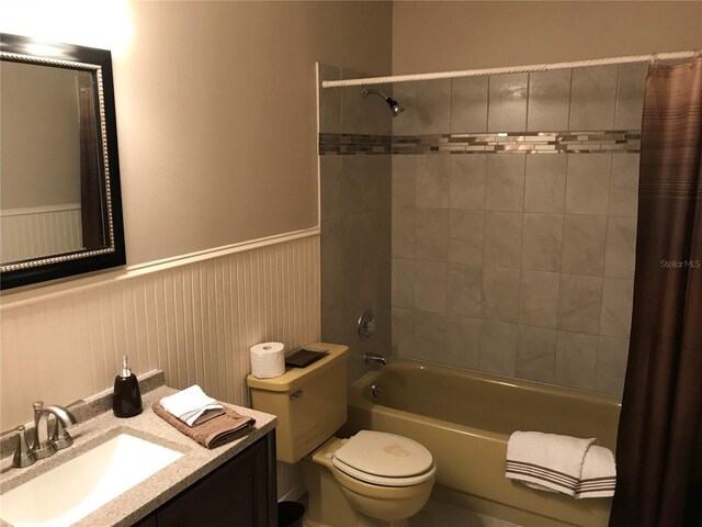 2450 Canadian Way Unit 6, Clearwater, FL 33763 - full bath with shower / tub combo with curtain, a wainscoted wall, toilet, and vanity