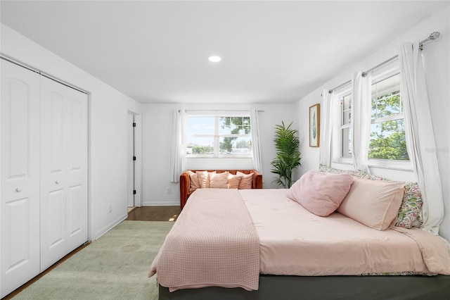 bedroom featuring recessed lighting, baseboards, and a closet