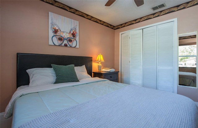 bedroom featuring visible vents, a ceiling fan, and a closet
