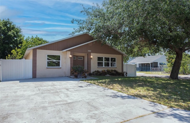 view of front of home featuring fence and a front lawn