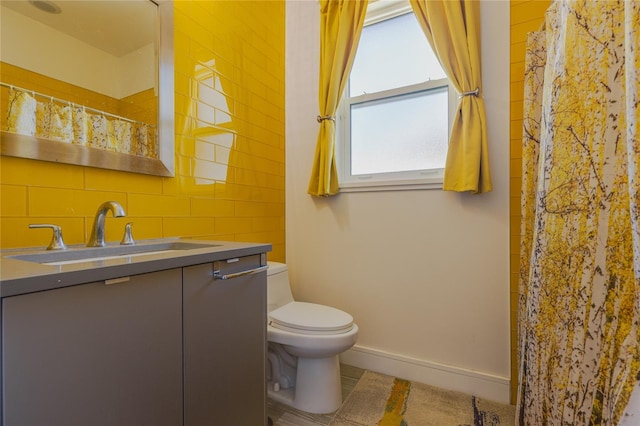 bathroom featuring tile patterned flooring, a shower with curtain, toilet, vanity, and baseboards