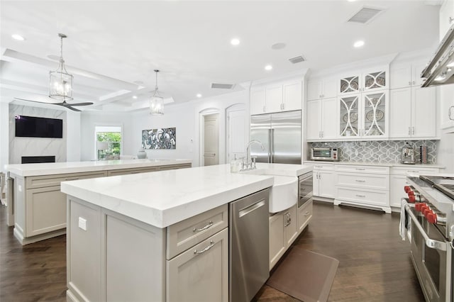 2604 S Bryant Cir, Tampa, FL 33629 - kitchen featuring built in appliances, a kitchen island with sink, recessed lighting, tasteful backsplash, and decorative light fixtures