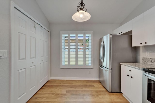 11932 Whisper Creek Dr, Riverview, FL 33569 - kitchen featuring appliances with stainless steel finishes, light wood-style floors, white cabinets, baseboards, and decorative light fixtures