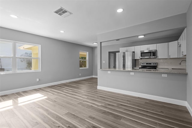 660 Palm Ave, Tarpon Springs, FL 34689 - kitchen featuring a sink, visible vents, stainless steel appliances, baseboards, and light wood-type flooring