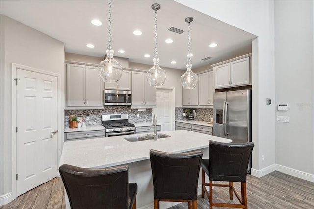 17537 Brighton Lake Rd, Land O Lakes, FL 34638 - kitchen featuring visible vents, a sink, baseboards, and stainless steel appliances