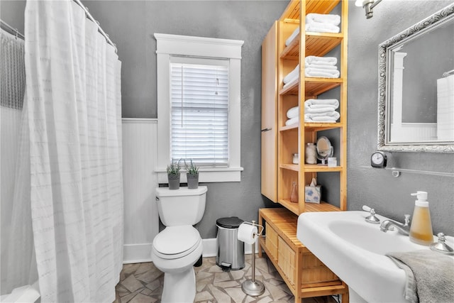 bathroom featuring vanity, baseboards, toilet, and a shower with shower curtain
