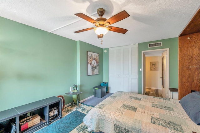 7400 Sun Island Dr S Unit 206, South Pasadena, FL 33707 - bedroom featuring a textured ceiling, carpet, baseboards, ceiling fan, and a closet