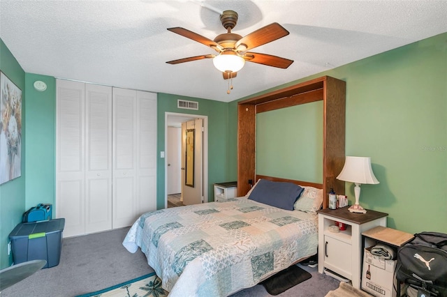 7400 Sun Island Dr S Unit 206, South Pasadena, FL 33707 - carpeted bedroom featuring a closet, a ceiling fan, and a textured ceiling