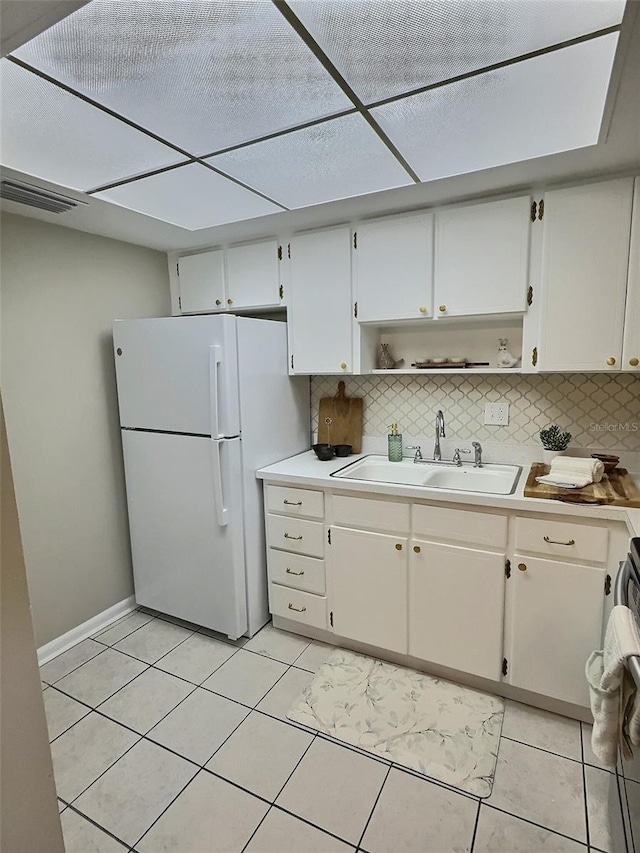 1001 77th Ave N Unit 206, Saint Petersburg, FL 33702 - kitchen featuring decorative backsplash, open shelves, a sink, visible vents, and freestanding refrigerator