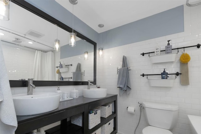 full bathroom with visible vents, toilet, a shower with shower curtain, and a sink