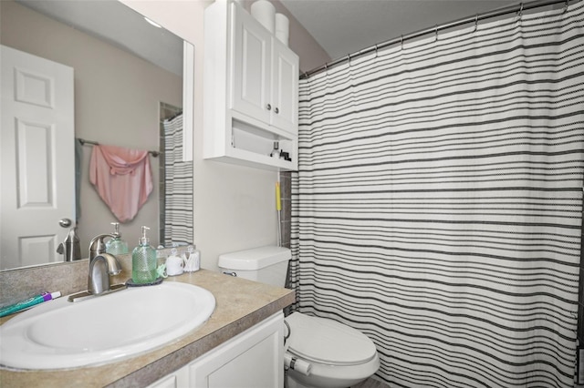full bathroom featuring toilet, a shower with curtain, and vanity