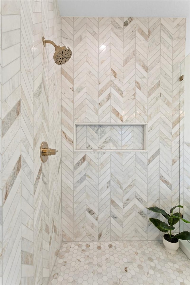 full bathroom featuring a tile shower