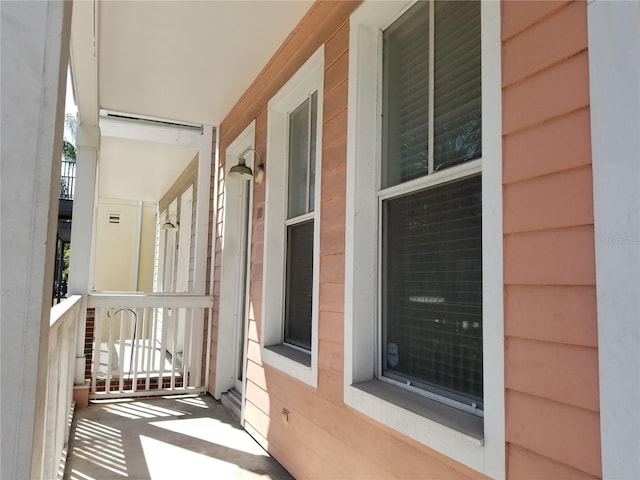 balcony featuring covered porch