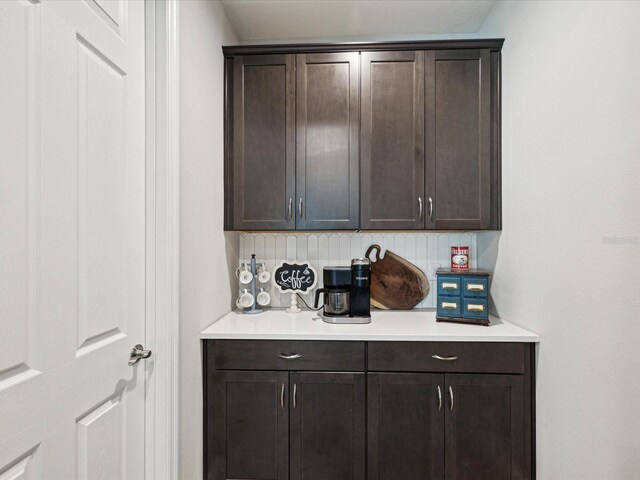 bar featuring backsplash