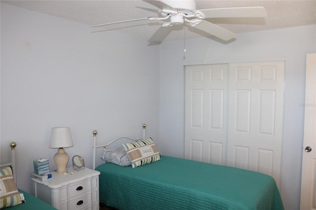 9950 47th Ave N Unit 311, Saint Petersburg, FL 33708 - bedroom featuring ceiling fan, a textured ceiling, and a closet