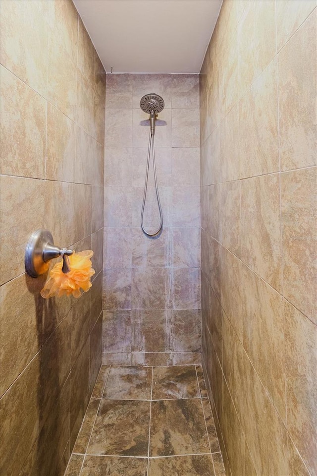bathroom featuring a tile shower