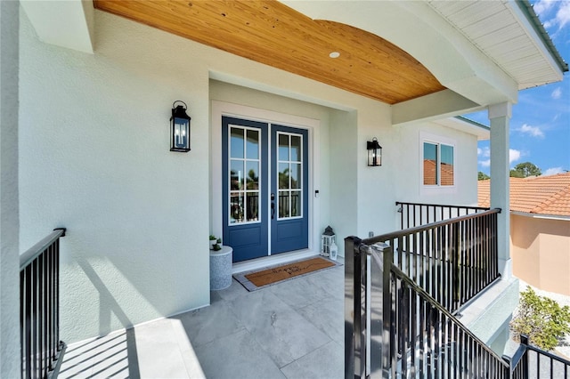 935 Chipaway Dr, Apollo Beach, FL 33572 - doorway to property featuring stucco siding and a balcony