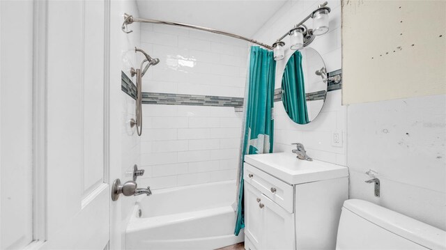 121 86th Ter, Treasure Island, FL 33706 - bathroom with shower / bath combination with curtain, toilet, and vanity