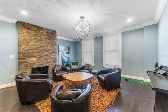 living area with crown molding, an inviting chandelier, wood finished floors, and baseboards