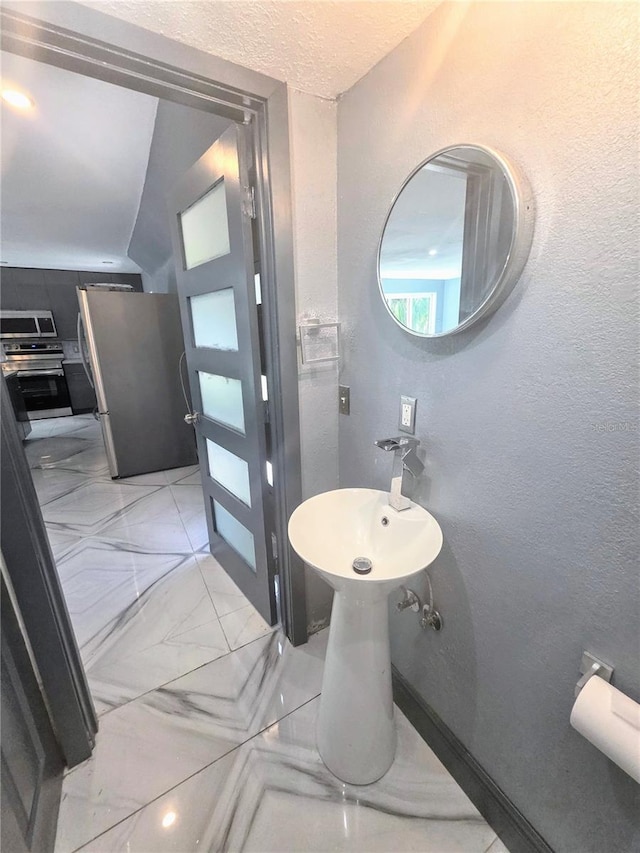 3911 6th Ave W, Palmetto, FL 34221 - bathroom with a textured wall