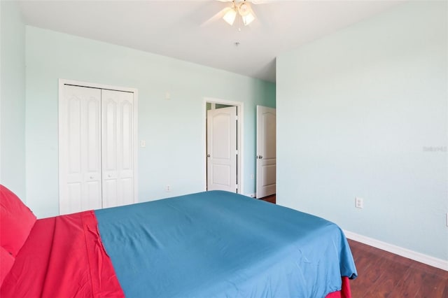 bedroom with a ceiling fan, baseboards, wood finished floors, and a closet