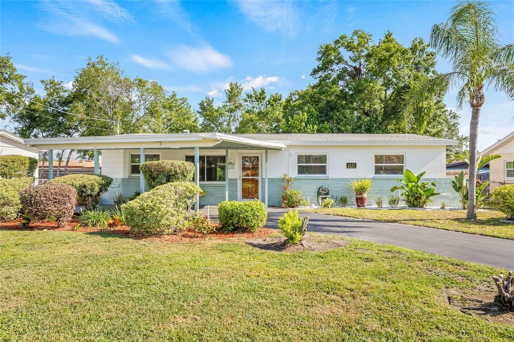 single story home with a front yard
