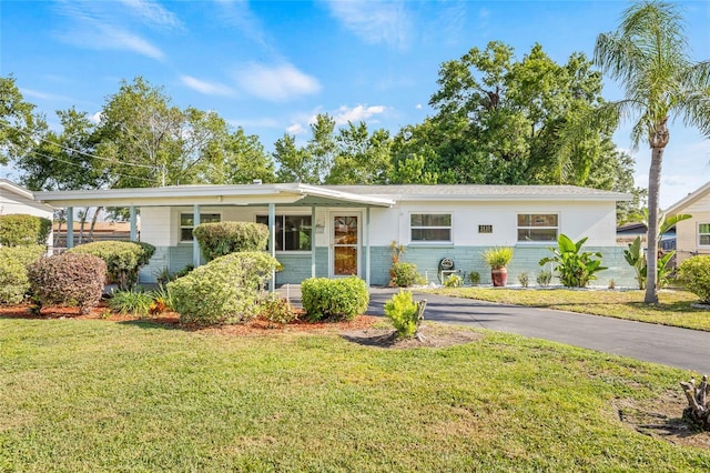 single story home with a front yard
