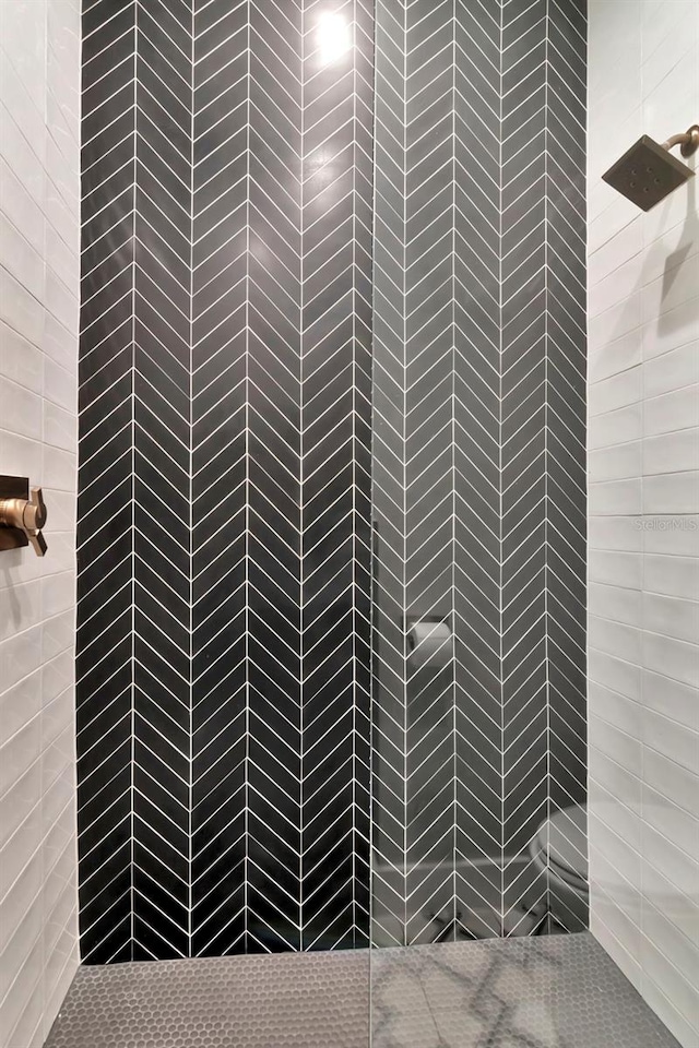 full bath with tiled shower