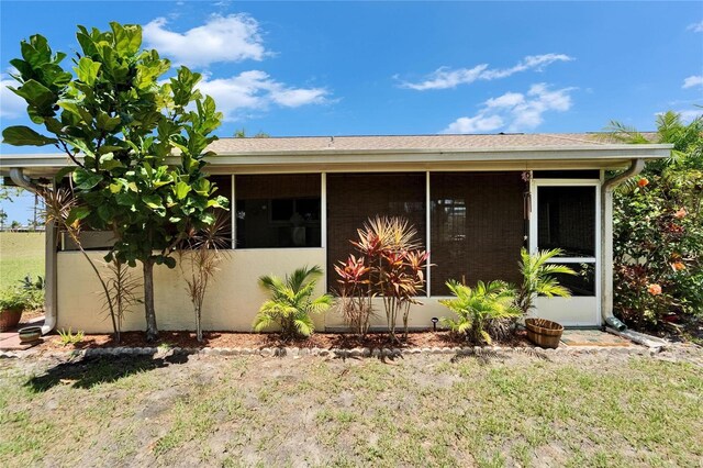 1349 New Bedford Dr Unit 6, Sun City Center, FL 33573 - view of front facade with a sunroom and a front yard