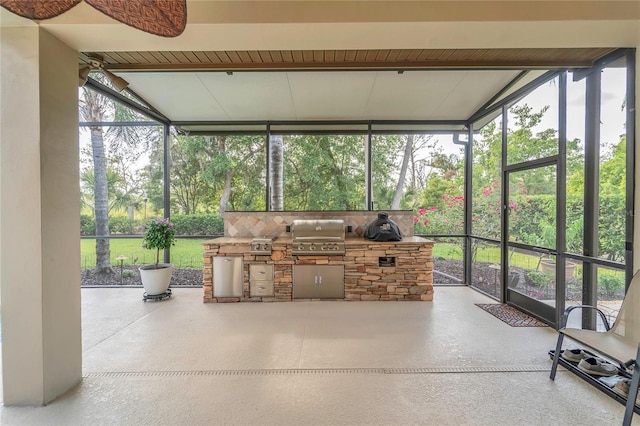 sunroom / solarium featuring an outdoor kitchen