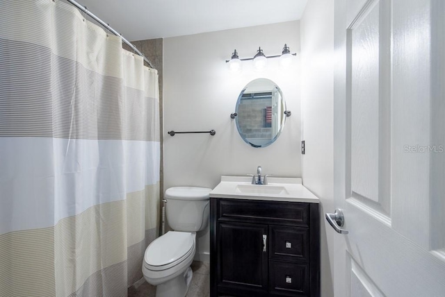 5008 S Macdill Ave Unit 10, Tampa, FL 33611 - full bath with toilet, vanity, and a shower with shower curtain