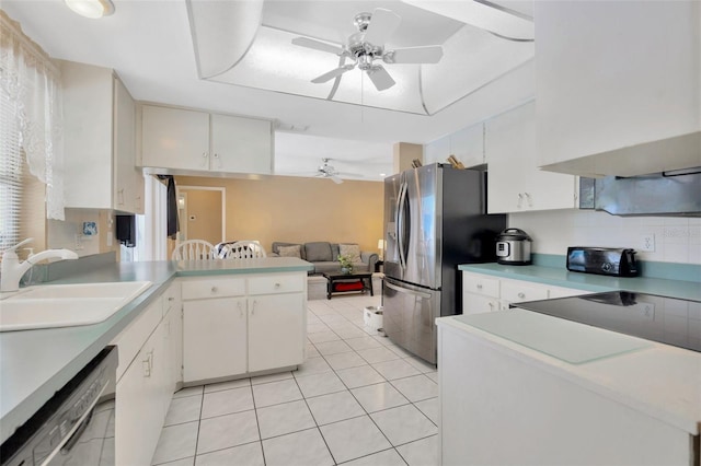 kitchen with a sink, dishwashing machine, a ceiling fan, and a peninsula