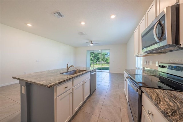 kitchen with ceiling fan, a sink, stainless steel appliances, recessed lighting, and visible vents