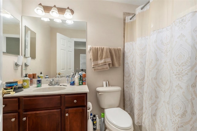 full bathroom featuring vanity, toilet, and a shower with shower curtain