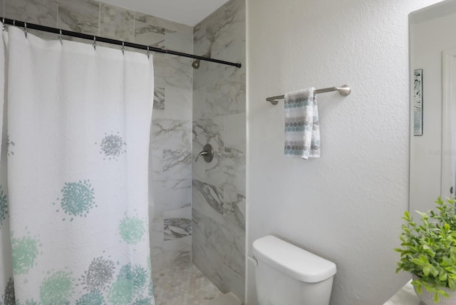 full bath featuring curtained shower and toilet