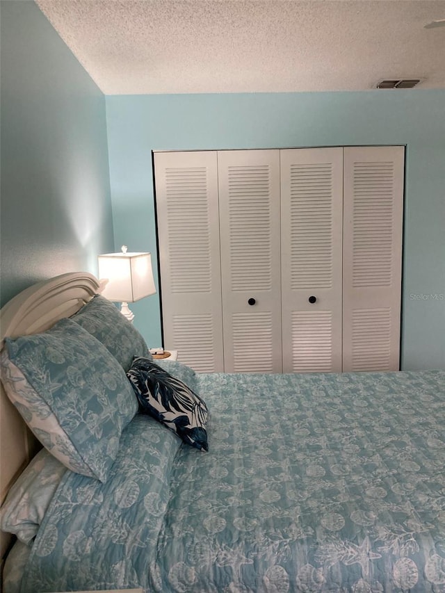 7951 58th Ave N Unit 308, Saint Petersburg, FL 33709 - bedroom featuring a textured ceiling and a closet