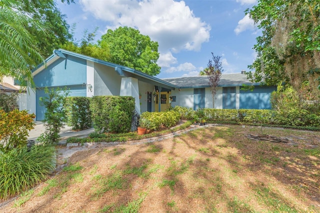 view of front facade with a garage and stucco siding