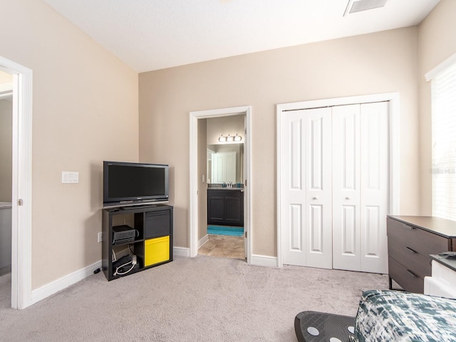 311 Vista Cruiser Ln, Oldsmar, FL 34677 - carpeted bedroom featuring baseboards, a closet, and ensuite bathroom