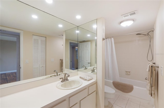 433 Mariner Dr Unit 433, Tarpon Springs, FL 34689 - bathroom featuring visible vents, shower / bath combination with curtain, vanity, a closet, and toilet