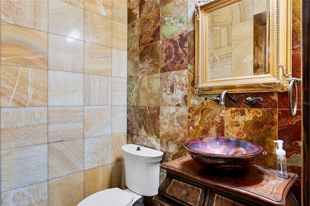 1102 Merry Water Dr, Lutz, FL 33548 - bathroom featuring a sink, tasteful backsplash, toilet, and tile walls