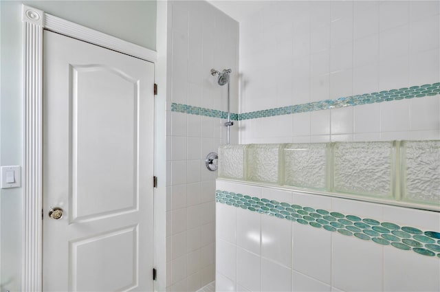 16470 Oakview Cir, Alva, FL 33920 - full bathroom featuring a tile shower