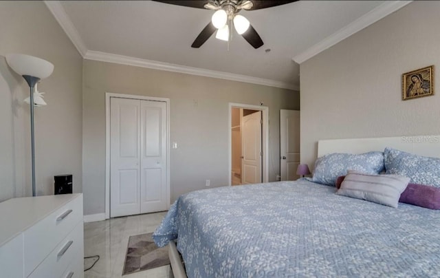 bedroom featuring crown molding, ceiling fan, and a closet