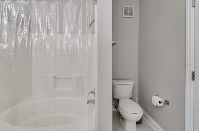 full bath with visible vents, baseboards, a shower with shower curtain, and toilet