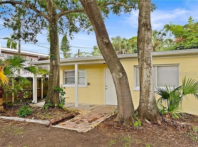 view of front of property featuring fence