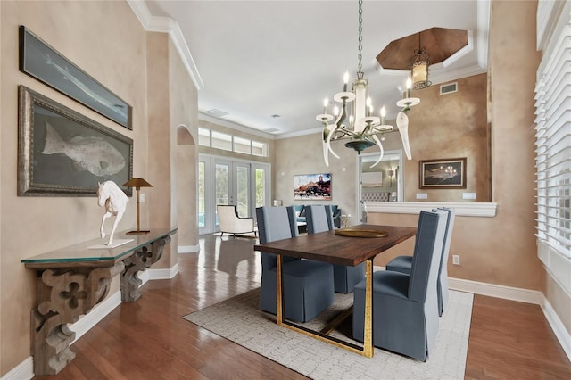 2605 59th St S, Gulfport, FL 33707 - dining space with crown molding, visible vents, wood finished floors, and baseboards