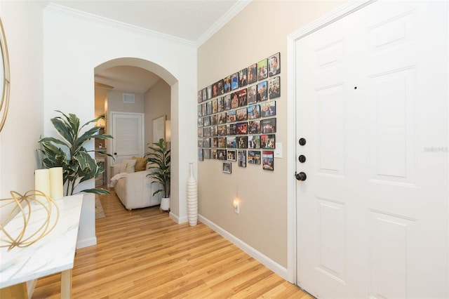 10473 Villa View Cir, Tampa, FL 33647 - entryway featuring visible vents, crown molding, arched walkways, baseboards, and light wood-style floors