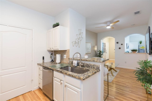 10473 Villa View Cir, Tampa, FL 33647 - kitchen with a sink, light wood finished floors, dishwasher, a peninsula, and visible vents