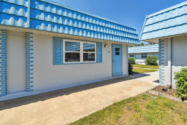 entrance to property with stucco siding