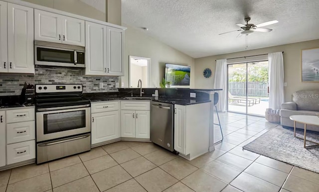 728 Alford St SE, Palm Bay, FL 32909 - kitchen with backsplash, a textured ceiling, a sink, a peninsula, and stainless steel appliances